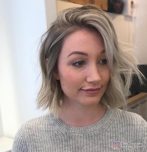 Wavy Bob with Subtle Highlights: