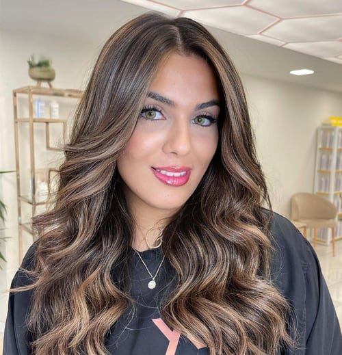 Balayage Magic 2024's Wavy Mid Length Hair Trends