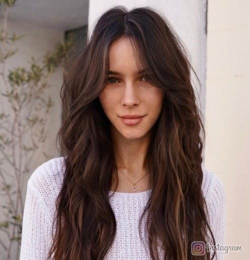 Achieve Chic Look with Long Wavy Hair